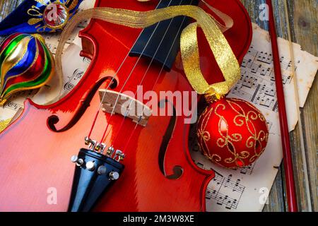 Ornamento rosso e violino Foto Stock