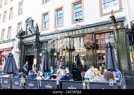 Il White Hart Inn nella città vecchia di Grassmarket Edinburgh, con i clienti seduti fuori dall'estate 2022, serve birre e birre Bellhaven, Scozia, Regno Unito Foto Stock