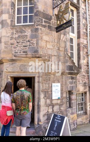 The Writers Museum a Lady Stair's House Edinburgh, giovane coppia aspetta di entrare nel museo, Edimburgo, estate 2022, Regno Unito Foto Stock