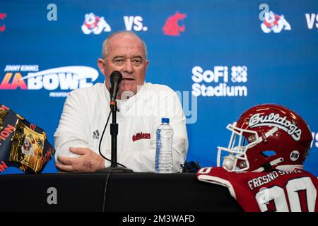 L'allenatore capo di Fresno state Bulldogs Jeff Tedford parla durante la conferenza stampa di Jimmy Kimmel LA Bowl Head Coaches, venerdì 16 dicembre 2022, a SoFi Foto Stock