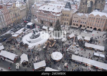 Praga. 16th Dec, 2022. Questa foto scattata il 16 dicembre 2022 mostra un mercatino di Natale nella Piazza della Città Vecchia di Praga, Repubblica Ceca. PER ANDARE CON 'caratteristica: I cechi hanno tagliato indietro il Natale come morsi di inflazione ' accreditamento: Deng Yaomin/Xinhua/Alamy Live News Foto Stock