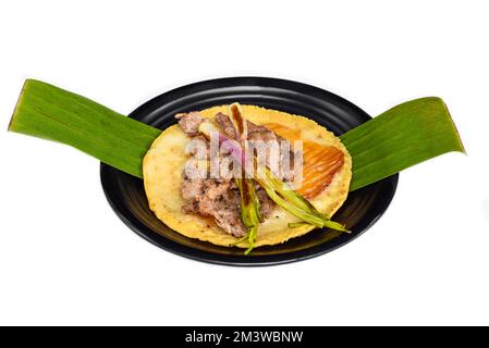 Bistecca di tacos Zocalo con formaggio alla griglia su piatto nero isolato su sfondo bianco vista dall'alto Foto Stock