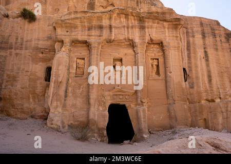 Soldati romani Tomba facciata a Wadi Farasa, Petra, Giordania Foto Stock