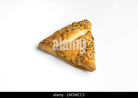 Samsa o samosas con carne e verdure isolati su sfondo bianco. Tradizionale cibo indiano. Vista superiore Foto Stock