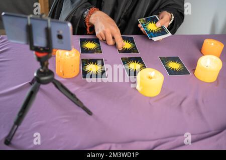 Fortune teller leggere le linee di fortuna sullo schermo smartphone, online fortuna raccontare applicazione. Letture psichiche palmistry e concetto di chiaroveggenza Foto Stock