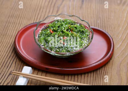 Insalata giapponese di alghe wakame Foto Stock