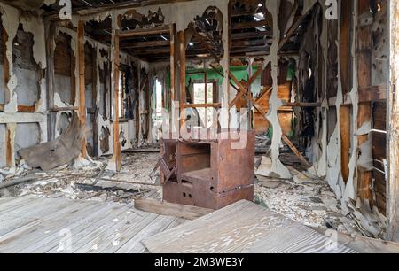 Una stufa arrugginita si trova al centro del pavimento di una capanna in una miniera abbandonata di mercurio nel deserto, Nevada, USA Foto Stock