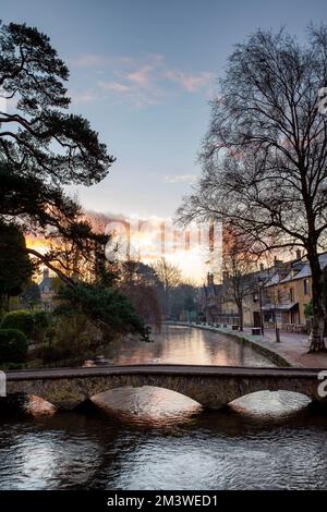 Bourton gelido sull'acqua la mattina presto. Bourton on the Water, Cotswolds, Gloucestershire, Inghilterra Foto Stock