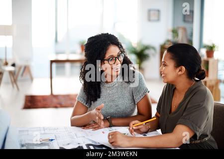Il talento responsabile di design di prima classe. due giovani imprenditrici che lavorano su un progetto in un ufficio moderno. Foto Stock