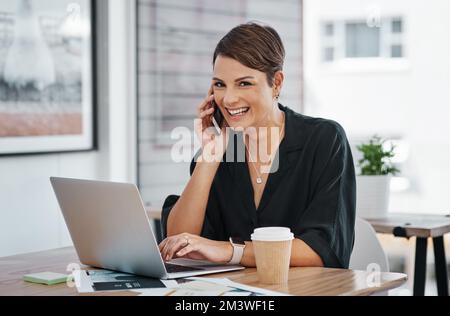 Sigillare l'affare sopra il telefono. Ritratto corto di una giovane donna d'affari attraente seduta da sola e parlando sul suo cellulare in ufficio. Foto Stock