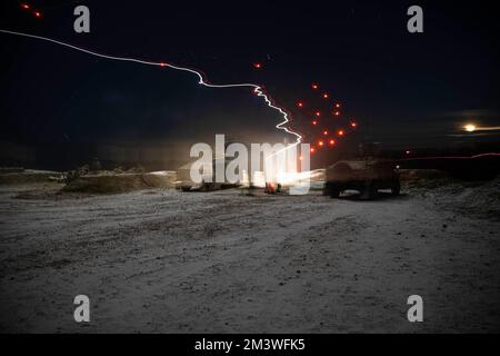 Grafenwoehr, Germania. 12th Dec, 2022. I soldati assegnati al battaglione 1st, al reggimento di fanteria 26th, alla squadra di combattimento Brigade 2nd, alla divisione Airborne 101st (Air Assault), conducono un'iterazione di fuoco notturna durante un'esercitazione di fuoco dal vivo di manovra combinata delle armi il mese di dicembre. 12, 2022, presso la Grafenwoehr Training Area, Germania. Il nostro impegno a difendere il territorio della NATO è ironclad e gli Stati Uniti continueranno a rafforzare la nostra posizione per difendere meglio i nostri alleati della NATO. (Credit Image: © U.S. Servizio di filo per la stampa militare/ZUMA) Foto Stock