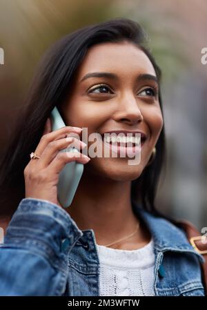 La sua così buona udienza da voi di nuovo. una bella giovane donna che parla sul suo cellulare mentre fuori in città. Foto Stock