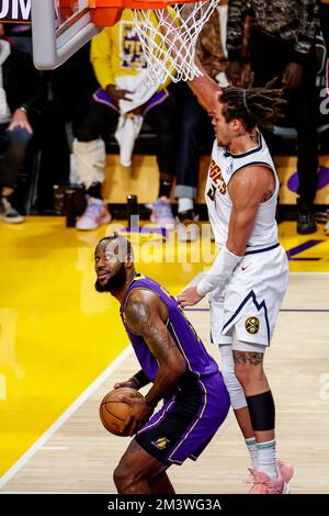 Los Angeles, California, Stati Uniti. 16th Dec, 2022. Los Angeles Lakers Forward LeBron James (6) fakes Denver Nuggets Forward Aaron Gordon (50) durante una partita di basket NBA, venerdì 16 dicembre 2022, a Los Angeles. (Credit Image: © Ringo Chiu/ZUMA Press Wire) Foto Stock