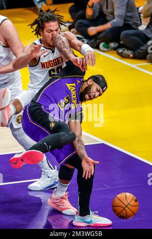 Los Angeles, California, Stati Uniti. 16th Dec, 2022. Los Angeles Lakers Forward Anthony Davis (3) e Denver Nuggets Forward Aaron Gordon (50) combattono per la palla durante una partita di basket NBA, venerdì 16 dicembre 2022, a Los Angeles. (Credit Image: © Ringo Chiu/ZUMA Press Wire) Foto Stock