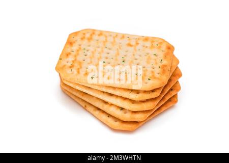 Stack di croccanti cracker salati con Verdi - isolato su bianco. Snack facile - isolamento Foto Stock