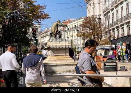 Gente che si aggrappa in piazza Chiado Foto Stock