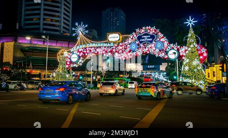 Luci e decorazioni natalizie lungo Orchard Road, Singapore. Foto Stock