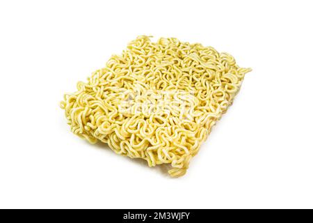 Spaghetti istantanei, crudi, biglie isolate su sfondo bianco Foto Stock