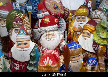 Budapest, Ungheria - 28th novembre 2022: Bambole di legno dipinte per le vacanze in un mercatino di natale a Budapest, Ungheria. Foto Stock