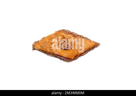 Baklava con noci isolate su sfondo bianco. dolcezza orientale tradizionale. vista dall'alto Foto Stock