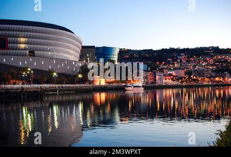 Vista notturna dello stadio San Mamés e delle luci della città. Bilbao, Bizkaia, Paesi Baschi, Spagna Foto Stock