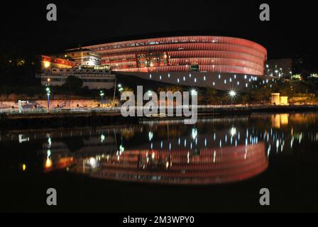 Vista notturna dello stadio San Mamés a Bilbao. Bizkaia, Paesi Baschi, Spagna Foto Stock