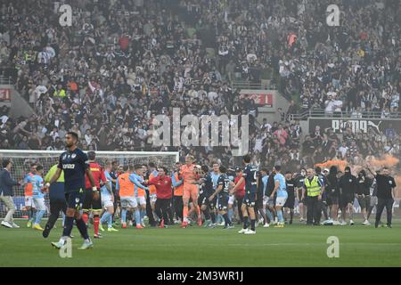 MELBOURNE, AUSTRALIA. 17 dicembre 2022, Melbourne City / Melbourne Victory all'AAMI Park. I fan della Melbourne Victory invadono il campo forzando i giocatori negli spogliatoi. Thomas Glover può essere visto con il sangue versato sulla sua maglia dopo essere stato colpito in faccia con un secchio di acciaio pieno di sabbia svasata. Credit: Karl Phillipson/Alamy Live News Foto Stock