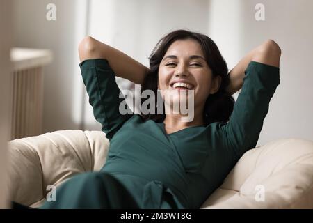 Allegro bella giovane donna asiatica rilassante a casa Foto Stock