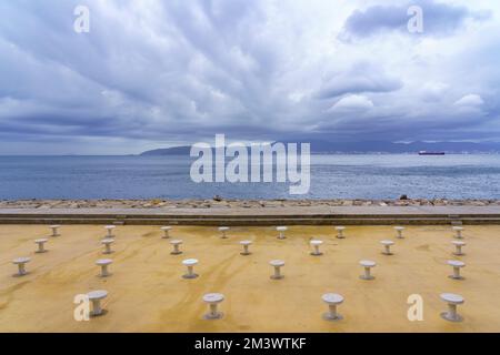 Spiaggia turistica lungo la costa della baia di Cadice a Gibilterra in una giornata nuvolosa. Foto Stock