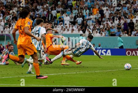 Foto del file datata 09-12-2022 del Wout Weghorst olandese segna il secondo goal per livellare il punteggio a 2-2 durante la partita di Quarter-Final della Coppa del mondo FIFA allo stadio di Lusail a Lusail, Qatar. Ci sono stati alcuni gol memorabili segnati sulla strada per la finale di Coppa del mondo 2022 in Qatar. Una routine di calcio libero intelligente ha visto Wout Weghorst disegnare livello Paesi Bassi con Argentina Data di emissione: Sabato 17 dicembre 2022. Foto Stock