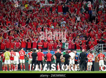 Foto del file datata 29-11-2022 dei giocatori del Galles applaudire i tifosi in viaggio dopo la partita di Coppa del mondo FIFA di Gruppo B allo stadio Ahmad Bin Ali, al Rayyan, Qatar. Il Galles aspettò 64 anni per giocare a una Coppa del mondo e finì per essere sconfitto dall'Inghilterra. Data di emissione: Sabato 17 dicembre 2022. Foto Stock