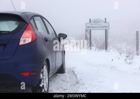 B6277, confine con la contea di Durham/Cumbria, Regno Unito. 17th dicembre 2022. Meteo nel Regno Unito. Neve e ghiaccio che interessano le rotte di alto livello tra Middleton-in-Teesdale County Durham e Alston in e Cumbria questa mattina Credit: David Forster/Alamy Live News Foto Stock