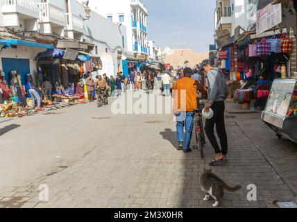 Gente e negozi strada nel centro città Medina, Essaouira, Marocco, Nord Africa Foto Stock