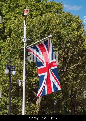 Bandiere dell'Unione sul Mall, parte della rotta funeraria, prima del funerale della regina Elisabetta II il 19th settembre 2022, Londra, Regno Unito. Foto Stock