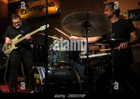 16 dicembre 2022, Roma, Italia: Lucrezio De Seta Trio al Boogie Club Jazz Live 'Brubeck ha ragione!' A Roma. Lucrezio de Seta batteria, piano Ettore Carucci, basso Lorenzo Feliciati. (Credit Image: © Daniela Franceschelli/Pacific Press via ZUMA Press Wire) Foto Stock