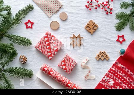 Beato Yule, Natale, Festival invernale lettone. Simboli etnografici e motivi lettoni, amuleti di legno, carta da imballaggio, scatole regalo con abete twi Foto Stock