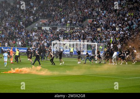 Melbourne, Victoria, Australia. 17 Dec 2022. Membri dello stile originale di Melbourne, invadono il campo e attaccano violentemente il portiere della città di Melbourne, dopo che i razzi sono stati lanciati in campo. Foto Stock