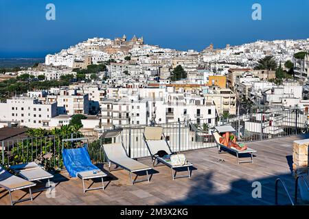 Puglia Puglia Italia. Ostuni. Vista sopraelevata della città dalla piscina sul tetto Foto Stock