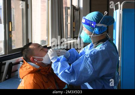 (221217) -- PECHINO, 17 dicembre 2022 (Xinhua) -- Un personale medico amministra una seconda dose di richiamo del vaccino COVID-19 per un residente attraverso il naso in un sito di vaccinazione temporanea nel distretto di Haidian, Pechino, capitale della Cina, 17 dicembre 2022. La Cina sta continuando ad ottimizzare le misure di prevenzione e controllo epidemico COVID-19 mentre sposta l’attenzione della sua strategia di risposta dal limitare le nuove infezioni alla prevenzione e al trattamento dei casi gravi. Mercoledì, il governo ha annunciato che offrirebbe una seconda dose di richiamo del vaccino COVID-19 ai gruppi vulnerabili che avevano ricevuto i loro primi Foto Stock