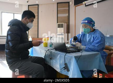 (221217) -- PECHINO, 17 dicembre 2022 (Xinhua) -- Un personale medico scansiona il codice del vaccino COVID-19 in un sito di vaccinazione temporanea nel distretto di Haidian, Pechino, capitale della Cina, 17 dicembre 2022. La Cina sta continuando ad ottimizzare le misure di prevenzione e controllo epidemico COVID-19 mentre sposta l’attenzione della sua strategia di risposta dal limitare le nuove infezioni alla prevenzione e al trattamento dei casi gravi. Mercoledì, il governo ha annunciato che offrirebbe una seconda dose di richiamo del vaccino COVID-19 ai gruppi vulnerabili che avevano ricevuto il primo colpo di richiamo più di sei mesi fa. (Xinhua/Ren C Foto Stock