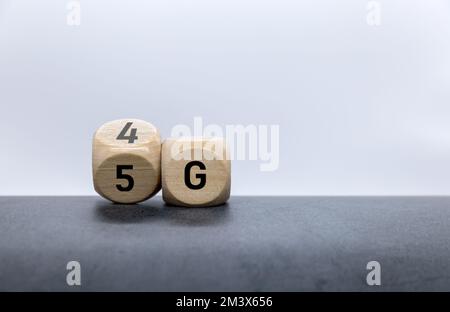 Rete 5G (5a generazione) che connette la tecnologia a livello globale. Capovolgere manualmente il cubo di legno cambiare il numero 4G a 5G Foto Stock