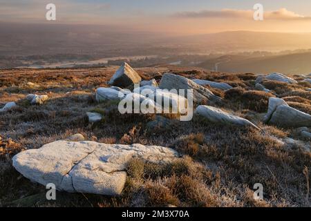 Frost rocce coperte sul fossato che si affaccia Burley-in-Wharfedale nel West Yorkshire, Regno Unito Foto Stock