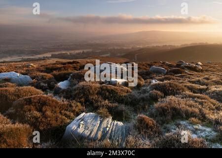 Frost rocce coperte sul fossato che si affaccia Burley-in-Wharfedale nel West Yorkshire, Regno Unito Foto Stock