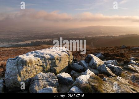 Frost rocce coperte sul fossato che si affaccia Burley-in-Wharfedale nel West Yorkshire, Regno Unito Foto Stock