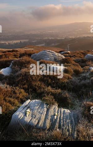 Frost rocce coperte sul fossato che si affaccia Burley-in-Wharfedale nel West Yorkshire, Regno Unito Foto Stock