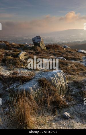 Frost rocce coperte sul fossato che si affaccia Burley-in-Wharfedale nel West Yorkshire, Regno Unito Foto Stock