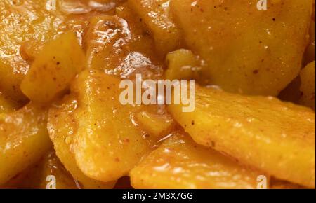 Friggere le patate con peperoncino rosso sous, patate su un piatto bianco isolato. Foto Stock