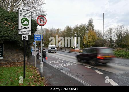 Bristol, Regno Unito. 17th dicembre 2022. Clean Air zone segno su Oxford Street a Bristol, Regno Unito vicino Bristol Temple Meads Station. La Clean Air zone è entrata in vigore il 28th novembre per ridurre l'inquinamento nel centro della città. Picture Credit: Graham Hunt/Alamy Live News Foto Stock