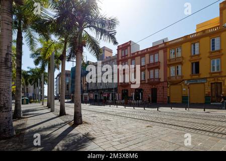 ODL città di Santa Cruz de Tenerife, con un sacco di vegetazione, nuovi e vecchi edifici, caffè e ristoranti strada. Foto Stock