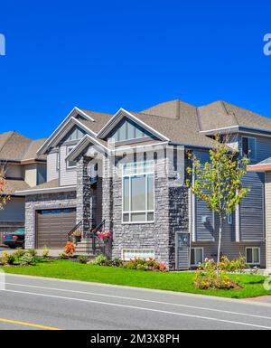 Una perfetta neigborhood. Casa residenziale di lusso con ampia porta garage Foto Stock